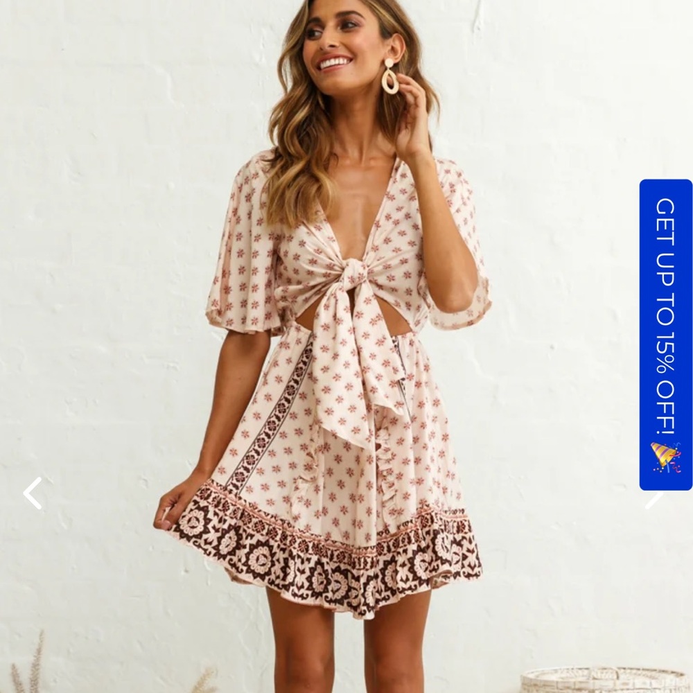 Selfie Leslie size large dress. Floral nude, tie front